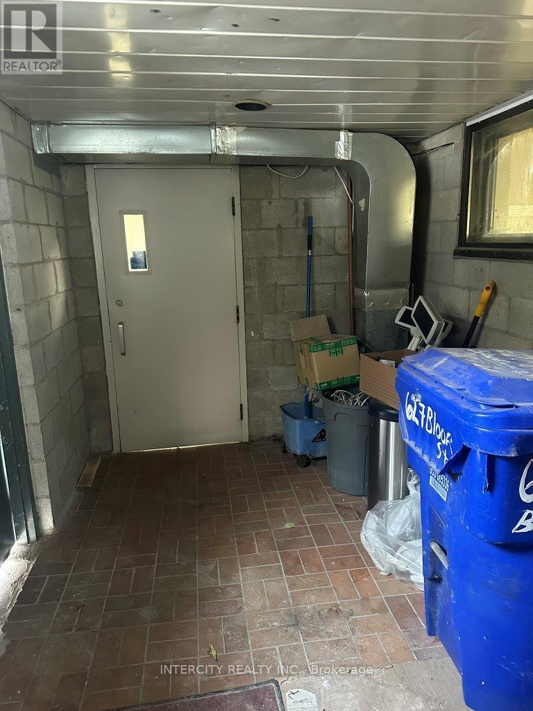 2nd Flr - 627 Bloor Street W, Toronto, Ontario  M6G 1K8 - Photo 35 - C10411526