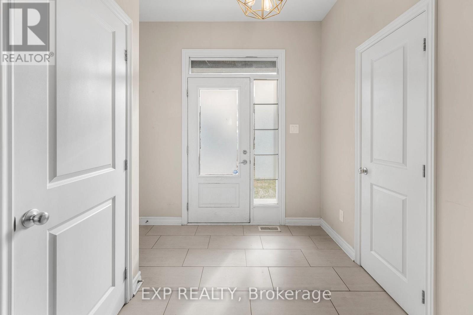 206 Kimpton Drive, Ottawa, Ontario  K2S 2H9 - Photo 2 - X11822566