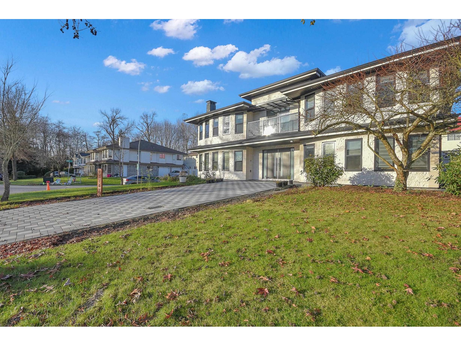 Property at 13707 91 AVENUE image 2