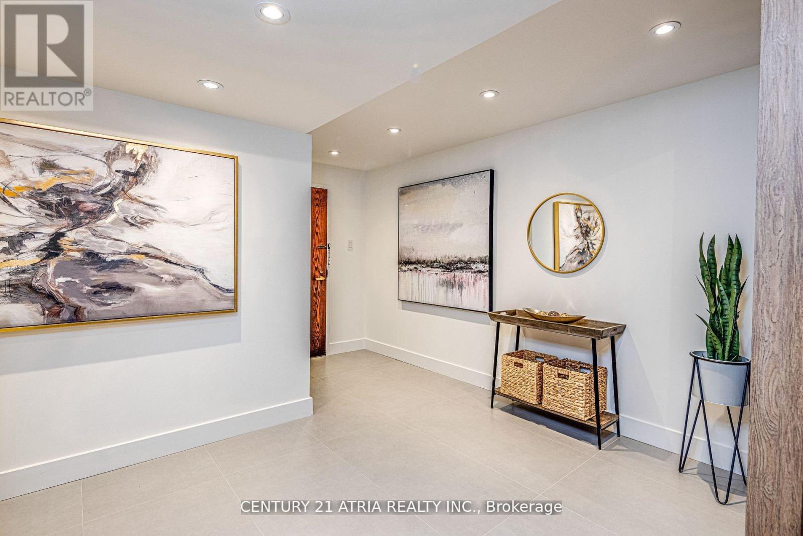 Property at 1401 - 65 HARBOUR SQUARE image 3