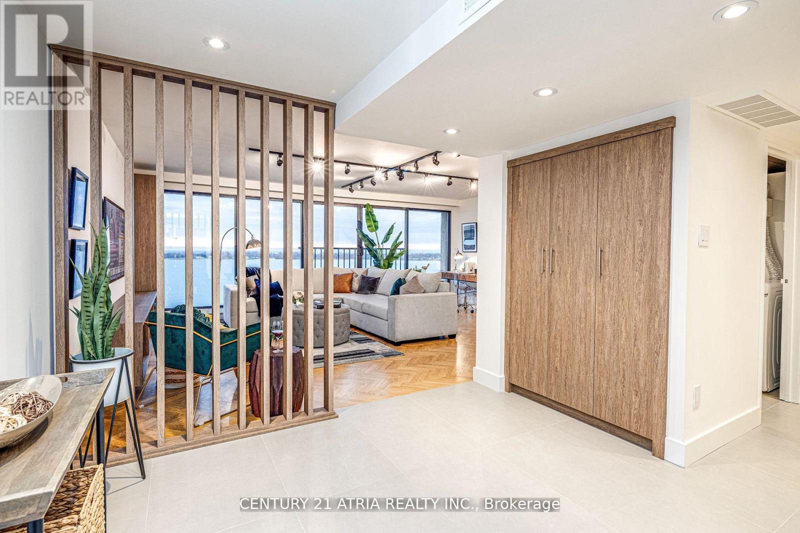 Property at 1401 - 65 HARBOUR SQUARE image 4
