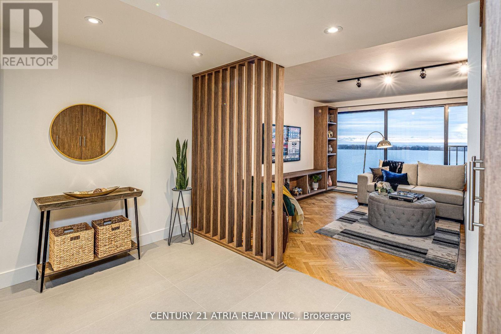 Property at 1401 - 65 HARBOUR SQUARE image 5