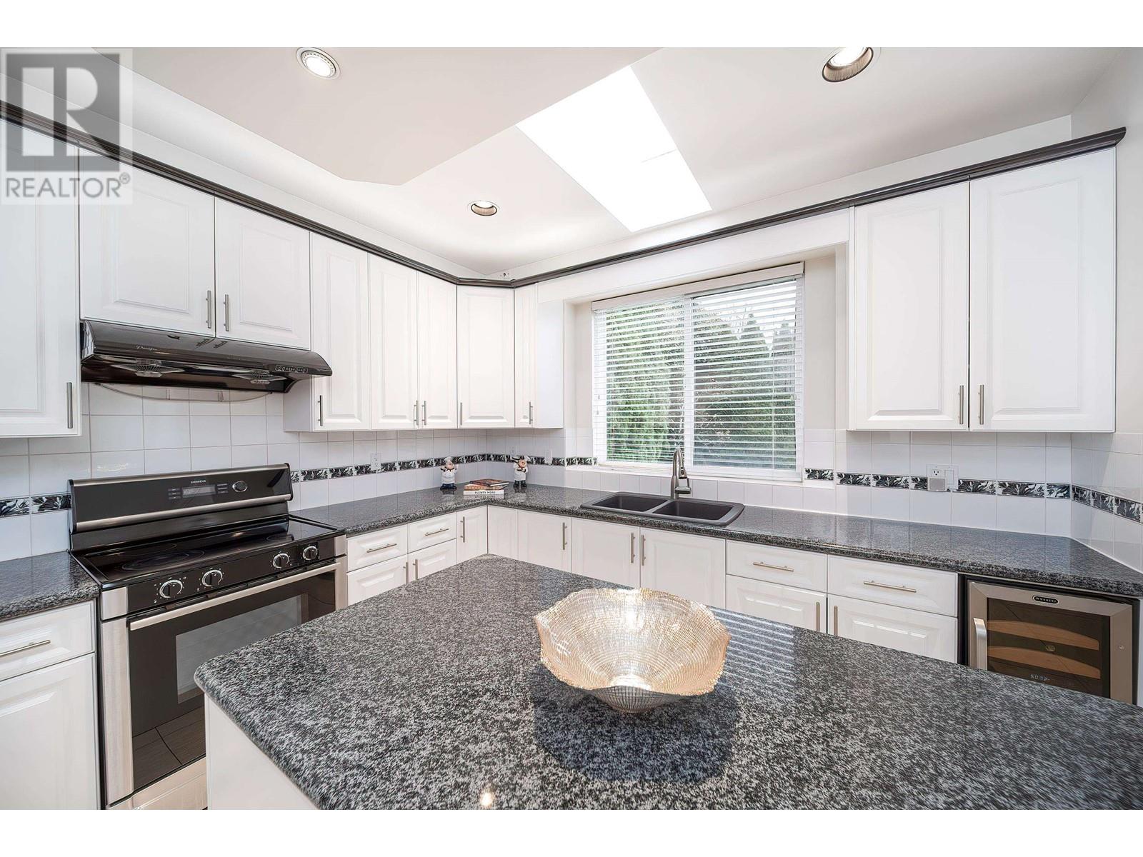 Listing Picture 23 of 40 : 4560 WYNE CRESCENT, Richmond / 烈治文 - 魯藝地產 Yvonne Lu Group - MLS Medallion Club Member