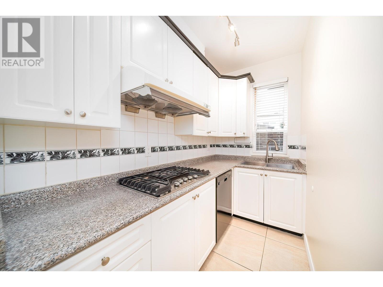 Listing Picture 16 of 40 : 4560 WYNE CRESCENT, Richmond / 烈治文 - 魯藝地產 Yvonne Lu Group - MLS Medallion Club Member