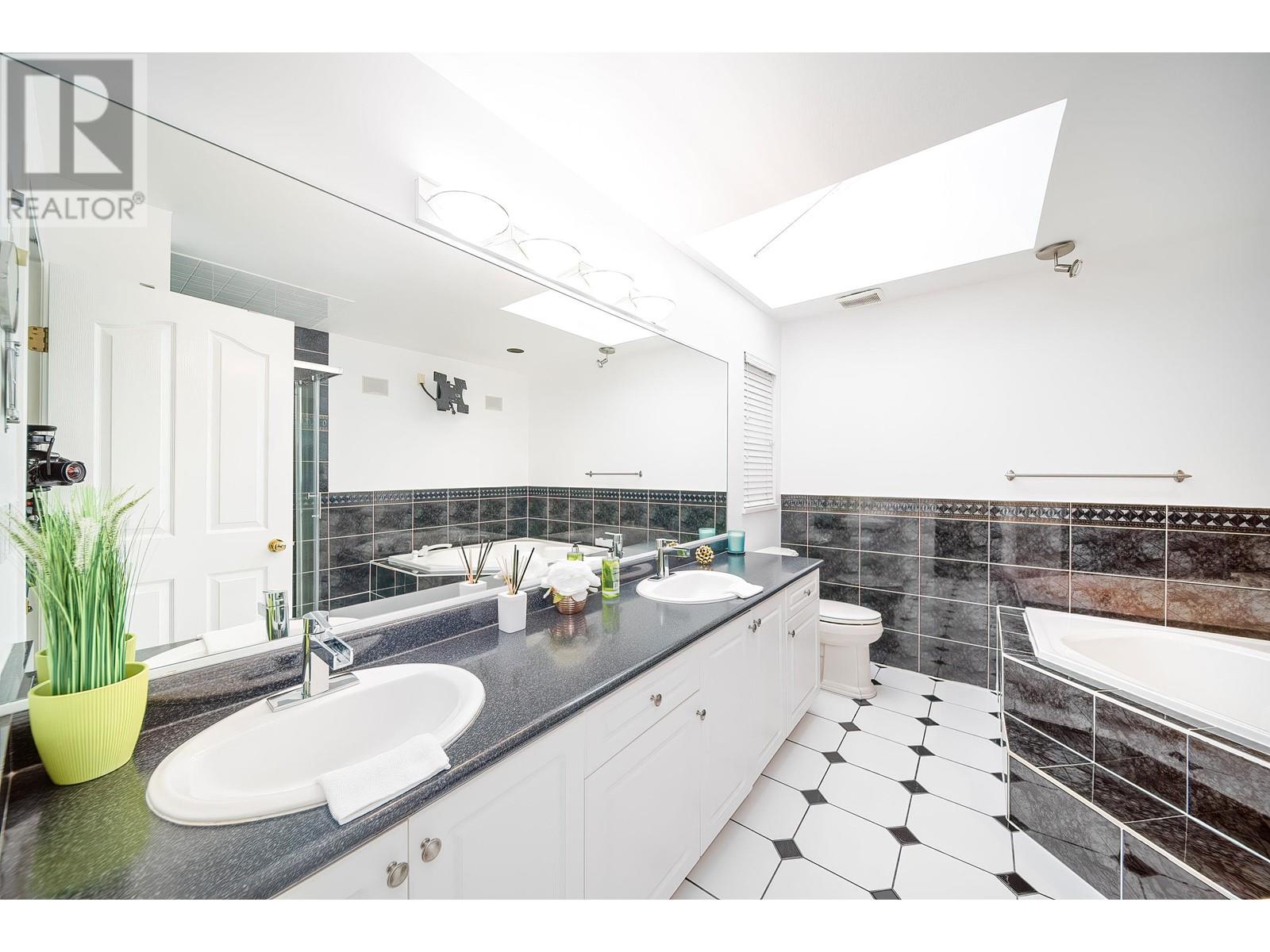Listing Picture 35 of 40 : 4560 WYNE CRESCENT, Richmond / 烈治文 - 魯藝地產 Yvonne Lu Group - MLS Medallion Club Member