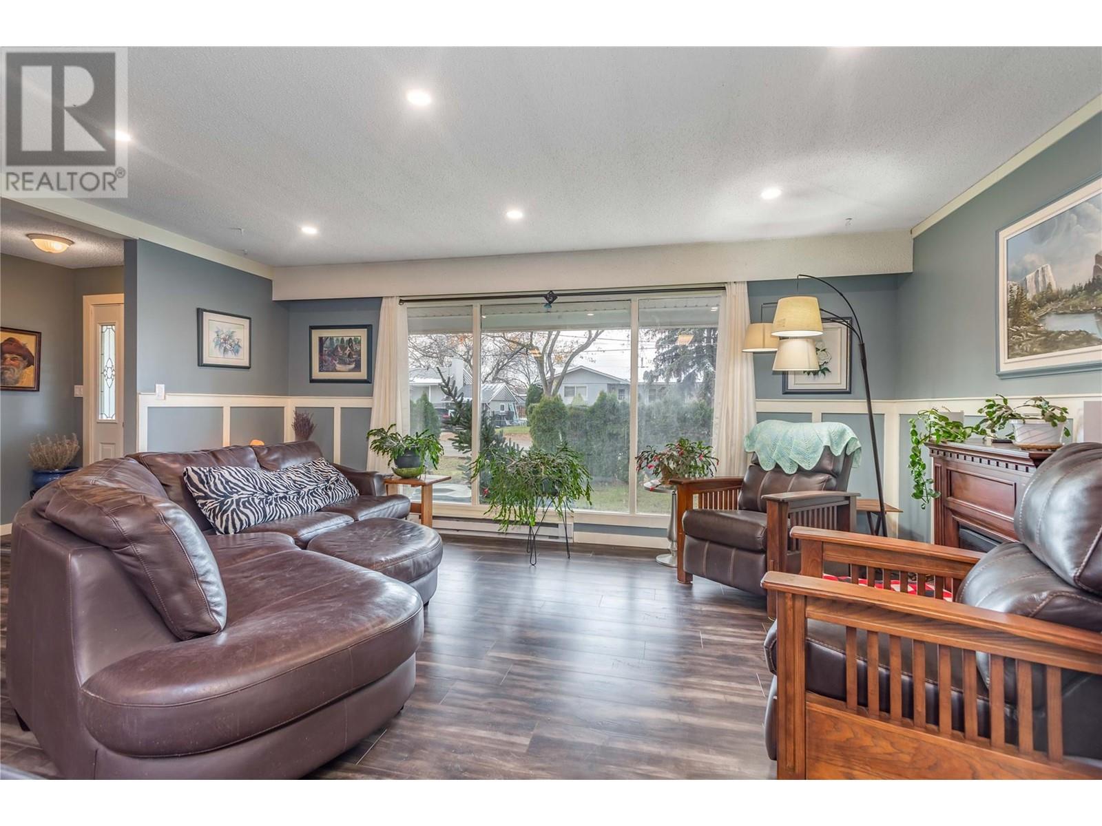 Property at 235 Gibbs Road W image 2