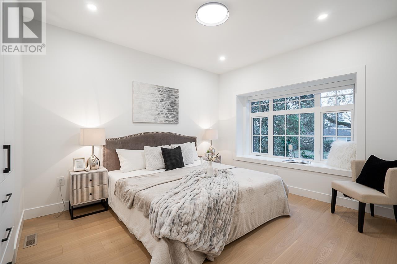 Listing Picture 13 of 37 : 2331 E 49TH AVENUE, Vancouver / 溫哥華 - 魯藝地產 Yvonne Lu Group - MLS Medallion Club Member