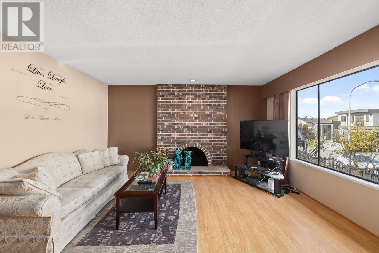 Listing Picture 2 of 36 : 10840 ASHCROFT AVENUE, Richmond / 烈治文 - 魯藝地產 Yvonne Lu Group - MLS Medallion Club Member