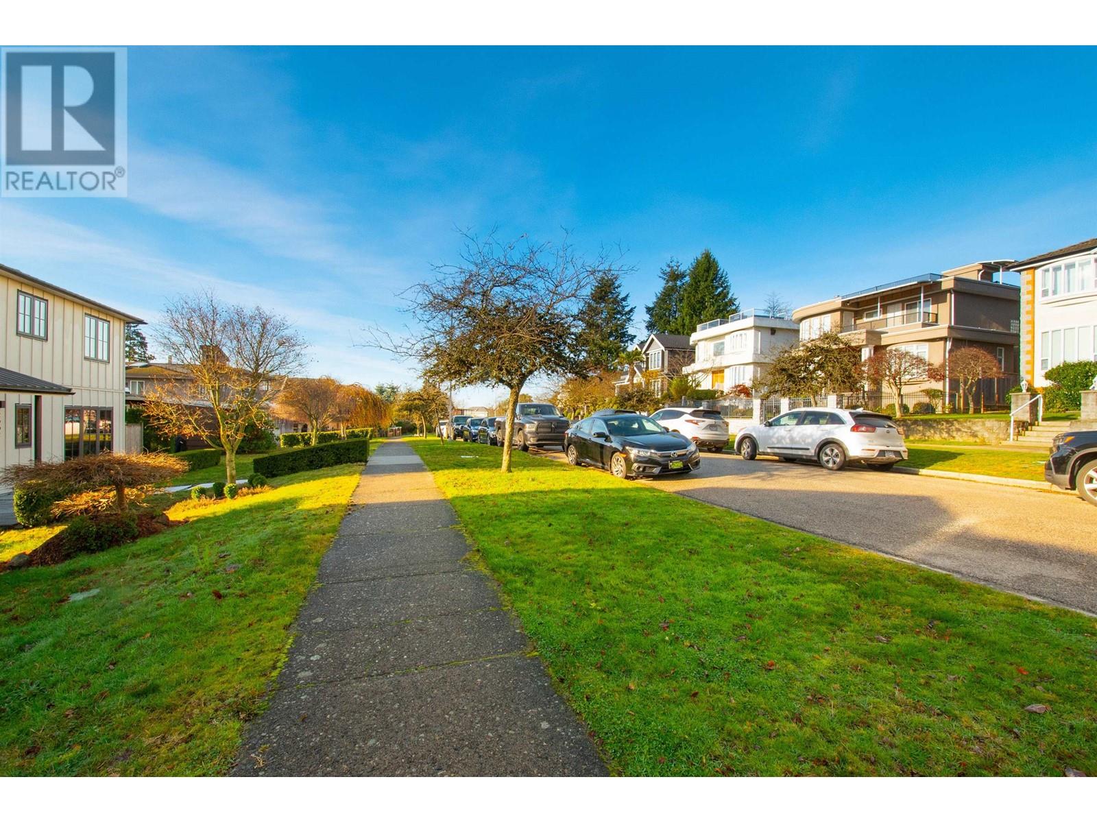 Listing Picture 2 of 15 : 2354 BURQUITLAM DRIVE, Vancouver / 溫哥華 - 魯藝地產 Yvonne Lu Group - MLS Medallion Club Member