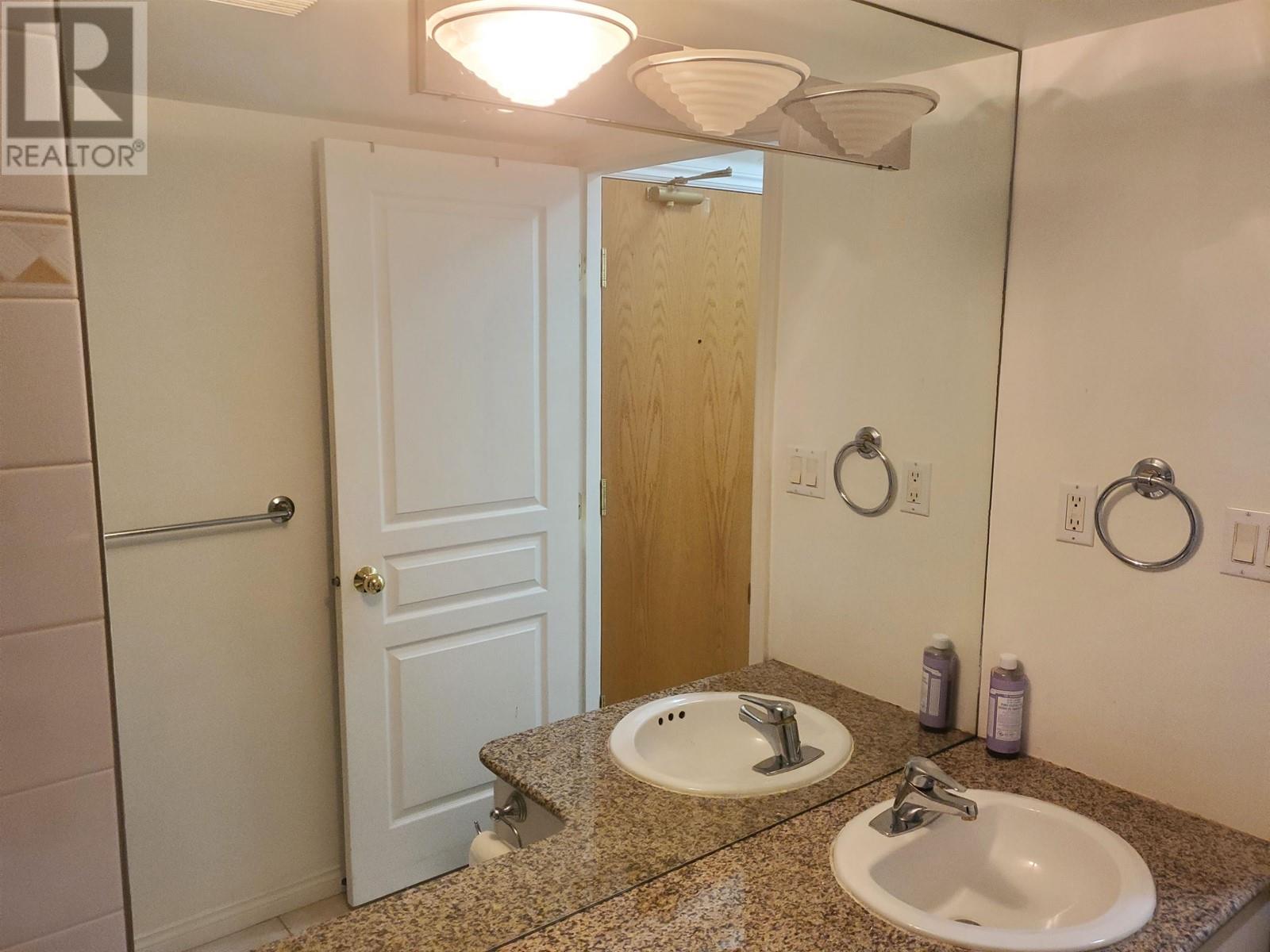 Listing Picture 11 of 19 : 710 1189 HOWE STREET, Vancouver / 溫哥華 - 魯藝地產 Yvonne Lu Group - MLS Medallion Club Member