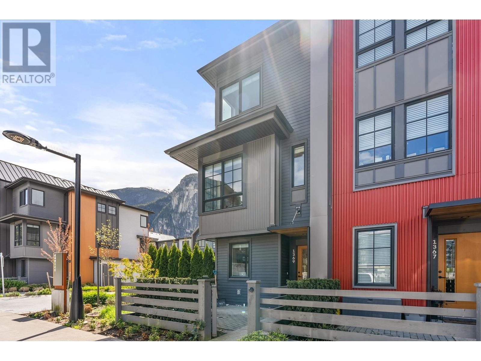 1369 Marinaside Place, Squamish, British Columbia  V8B 1A8 - Photo 1 - R2948302