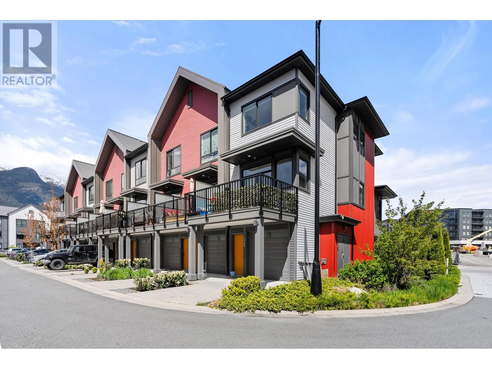 1369 Marinaside Place, Squamish, British Columbia  V8B 1A8 - Photo 3 - R2948302