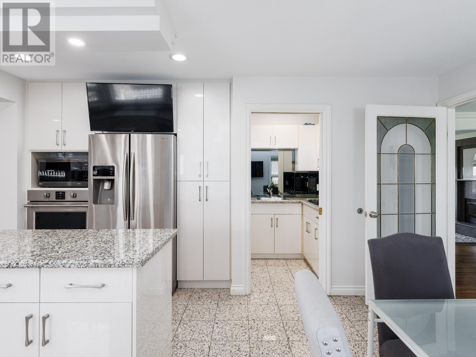 Listing Picture 10 of 35 : 8108 ROYAL OAK AVENUE, Burnaby / 本拿比 - 魯藝地產 Yvonne Lu Group - MLS Medallion Club Member