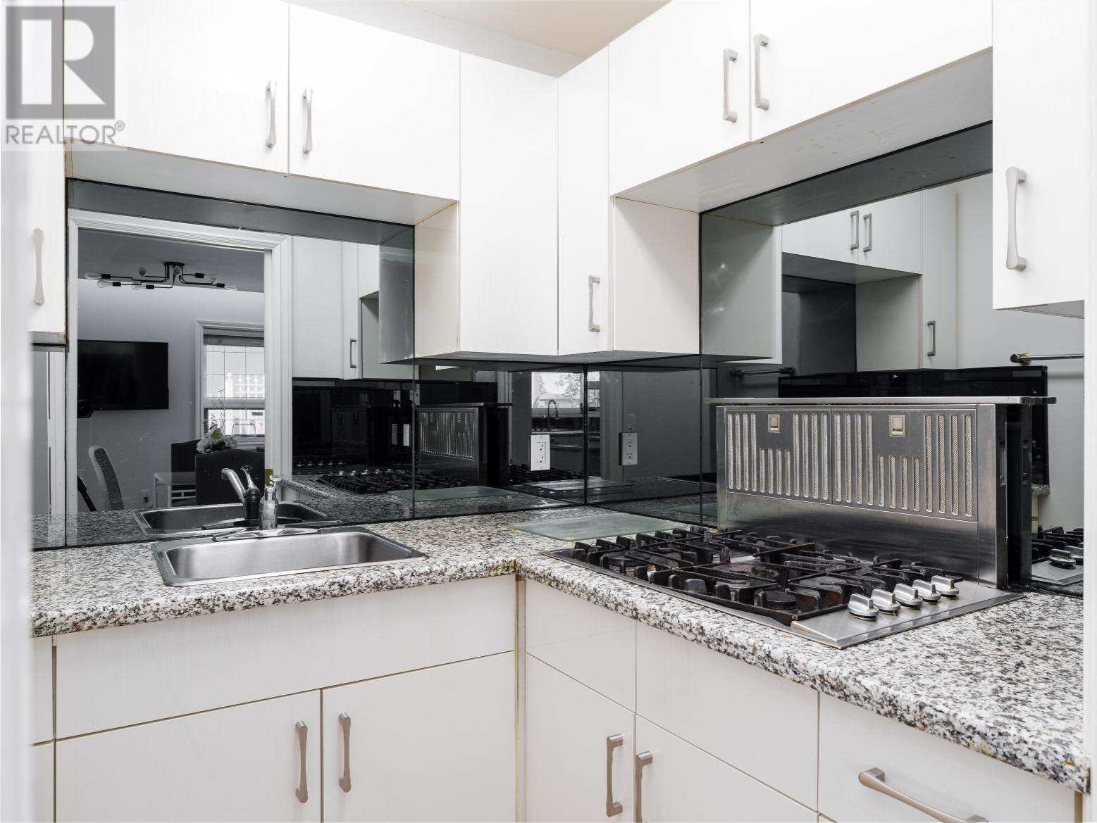 Listing Picture 11 of 35 : 8108 ROYAL OAK AVENUE, Burnaby / 本拿比 - 魯藝地產 Yvonne Lu Group - MLS Medallion Club Member