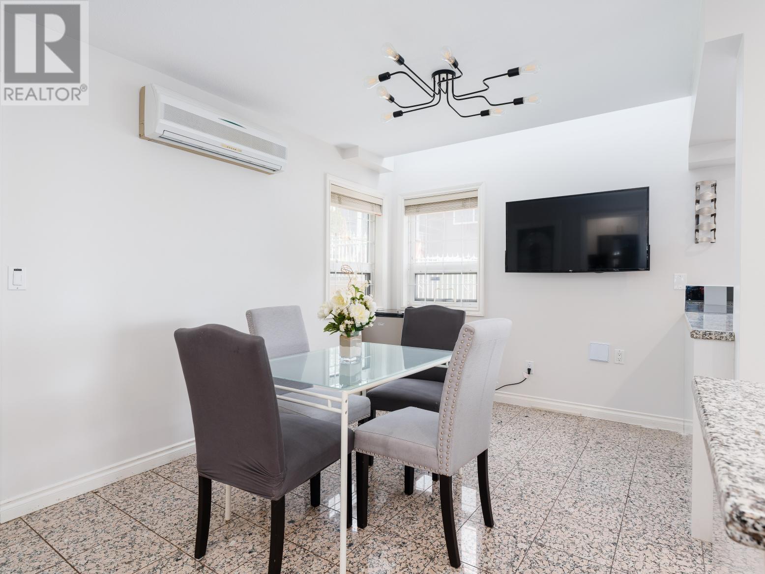 Listing Picture 12 of 35 : 8108 ROYAL OAK AVENUE, Burnaby / 本拿比 - 魯藝地產 Yvonne Lu Group - MLS Medallion Club Member