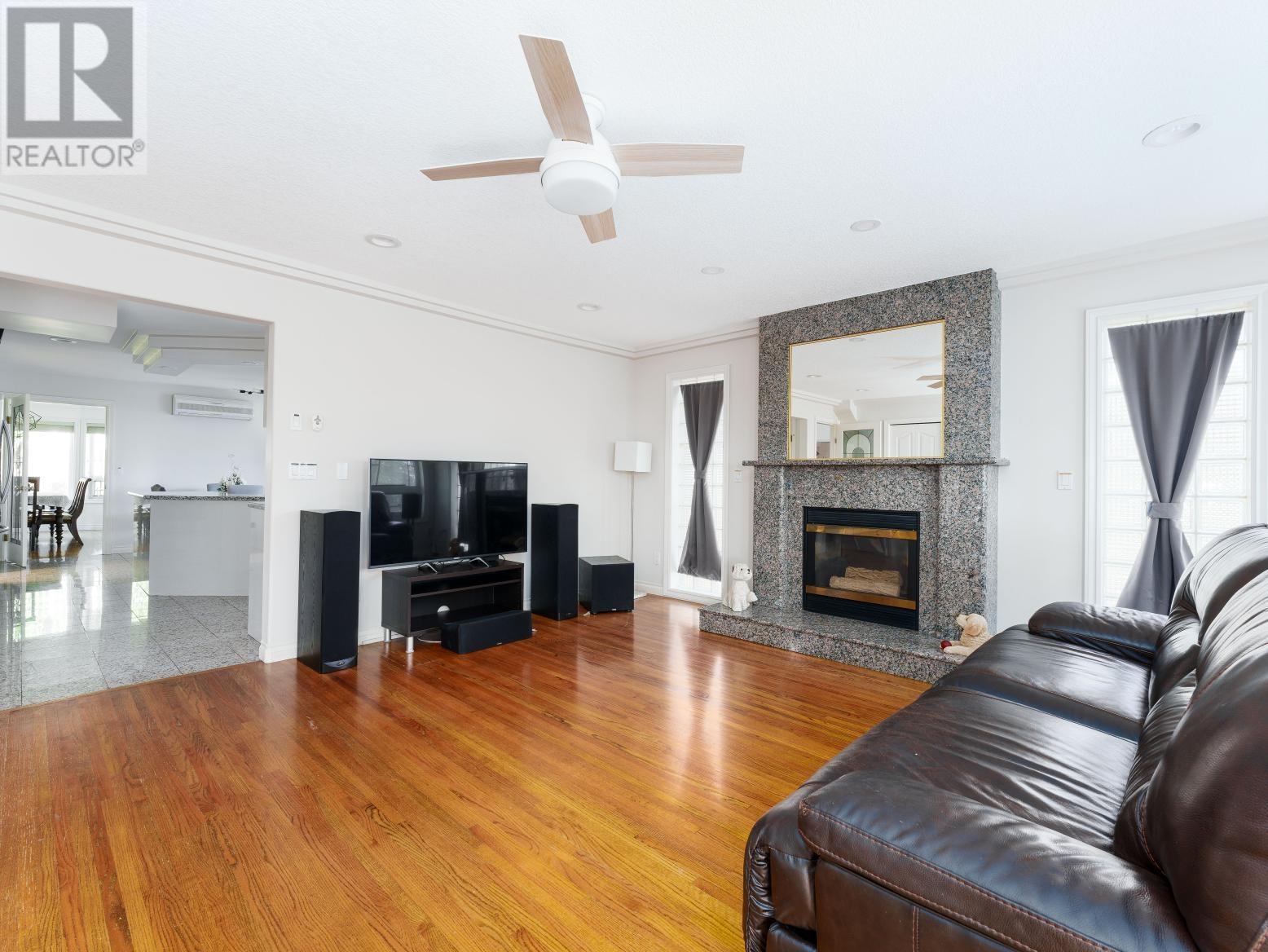 Listing Picture 13 of 35 : 8108 ROYAL OAK AVENUE, Burnaby / 本拿比 - 魯藝地產 Yvonne Lu Group - MLS Medallion Club Member