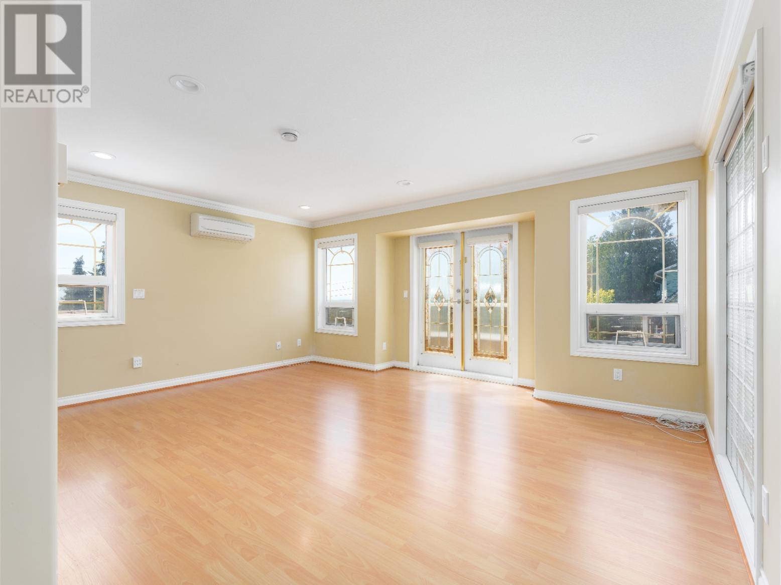 Listing Picture 17 of 35 : 8108 ROYAL OAK AVENUE, Burnaby / 本拿比 - 魯藝地產 Yvonne Lu Group - MLS Medallion Club Member