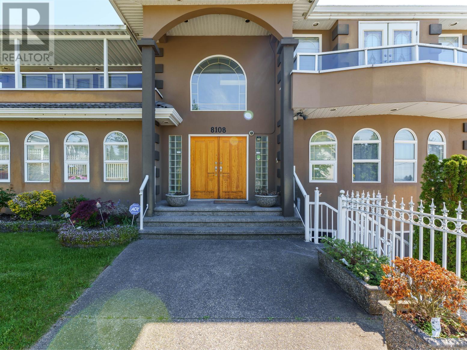 Listing Picture 2 of 35 : 8108 ROYAL OAK AVENUE, Burnaby / 本拿比 - 魯藝地產 Yvonne Lu Group - MLS Medallion Club Member