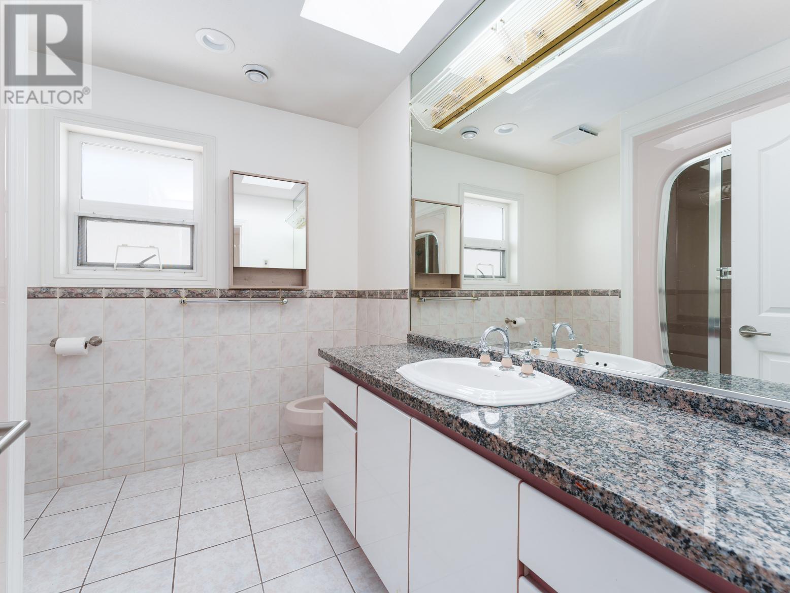 Listing Picture 21 of 35 : 8108 ROYAL OAK AVENUE, Burnaby / 本拿比 - 魯藝地產 Yvonne Lu Group - MLS Medallion Club Member