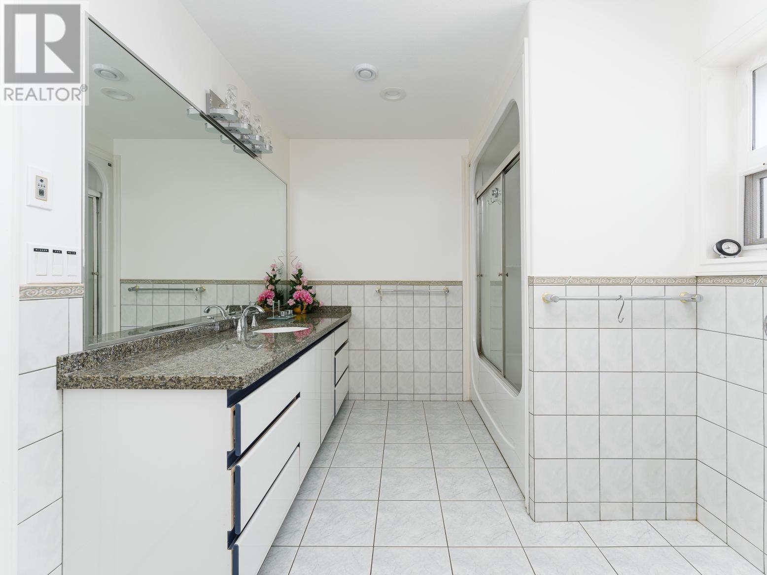 Listing Picture 23 of 35 : 8108 ROYAL OAK AVENUE, Burnaby / 本拿比 - 魯藝地產 Yvonne Lu Group - MLS Medallion Club Member