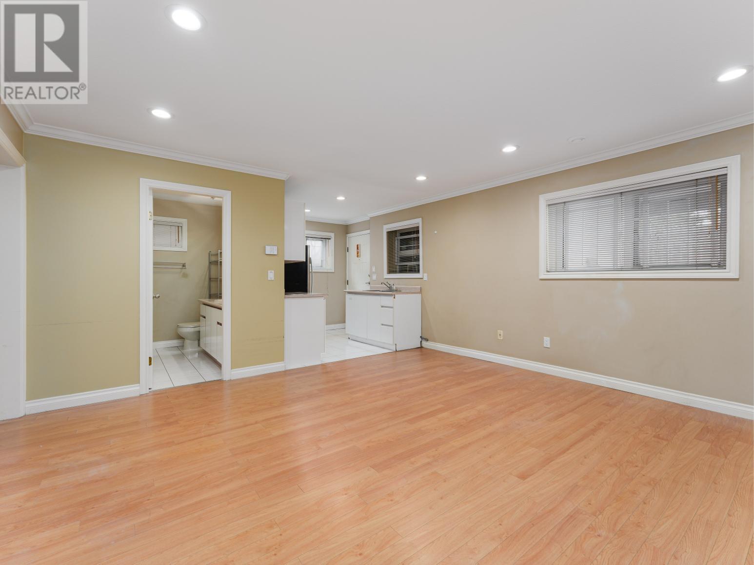 Listing Picture 24 of 35 : 8108 ROYAL OAK AVENUE, Burnaby / 本拿比 - 魯藝地產 Yvonne Lu Group - MLS Medallion Club Member