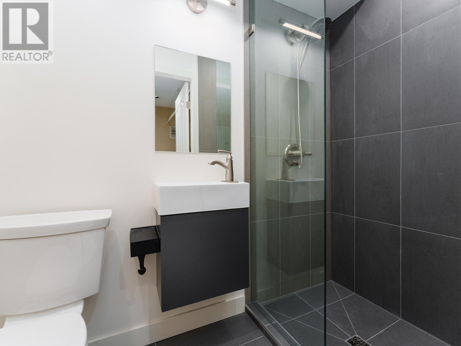 Listing Picture 27 of 35 : 8108 ROYAL OAK AVENUE, Burnaby / 本拿比 - 魯藝地產 Yvonne Lu Group - MLS Medallion Club Member