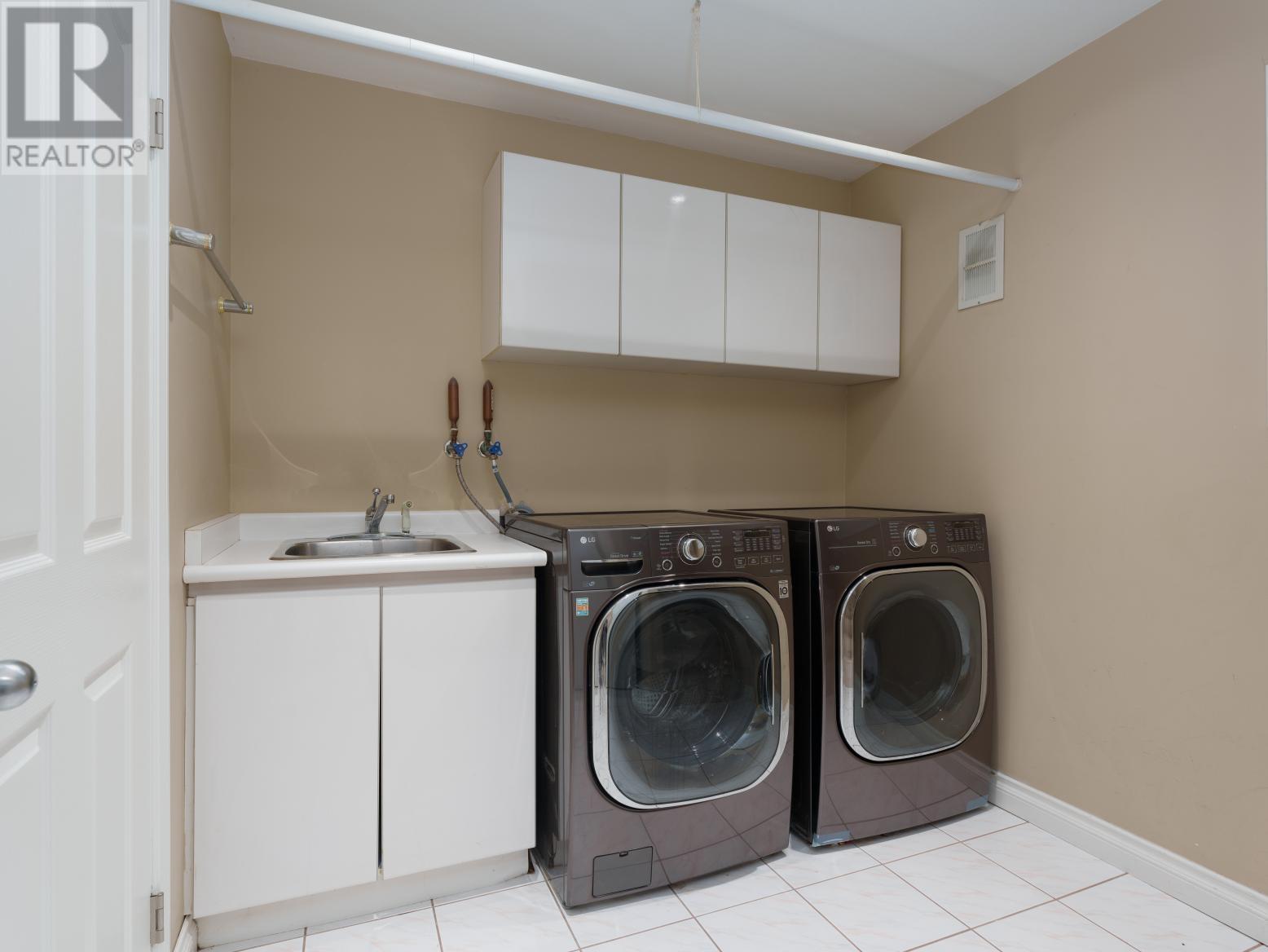 Listing Picture 28 of 35 : 8108 ROYAL OAK AVENUE, Burnaby / 本拿比 - 魯藝地產 Yvonne Lu Group - MLS Medallion Club Member