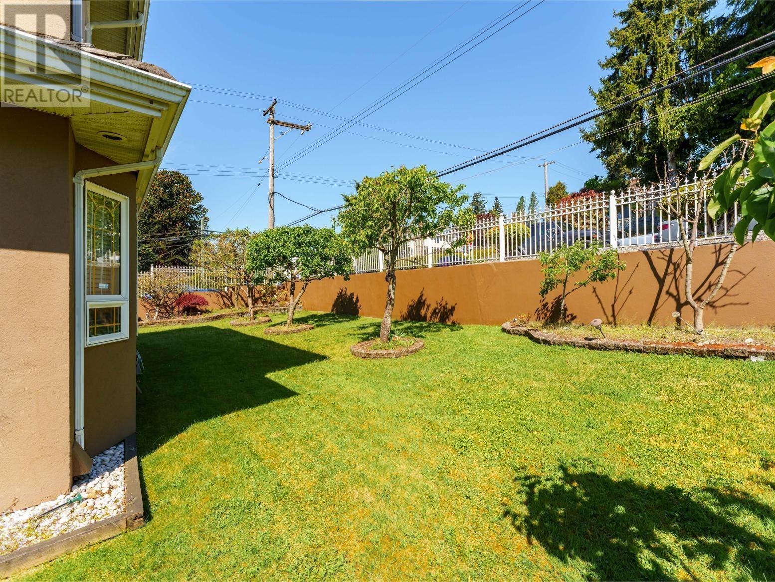 Listing Picture 32 of 35 : 8108 ROYAL OAK AVENUE, Burnaby / 本拿比 - 魯藝地產 Yvonne Lu Group - MLS Medallion Club Member