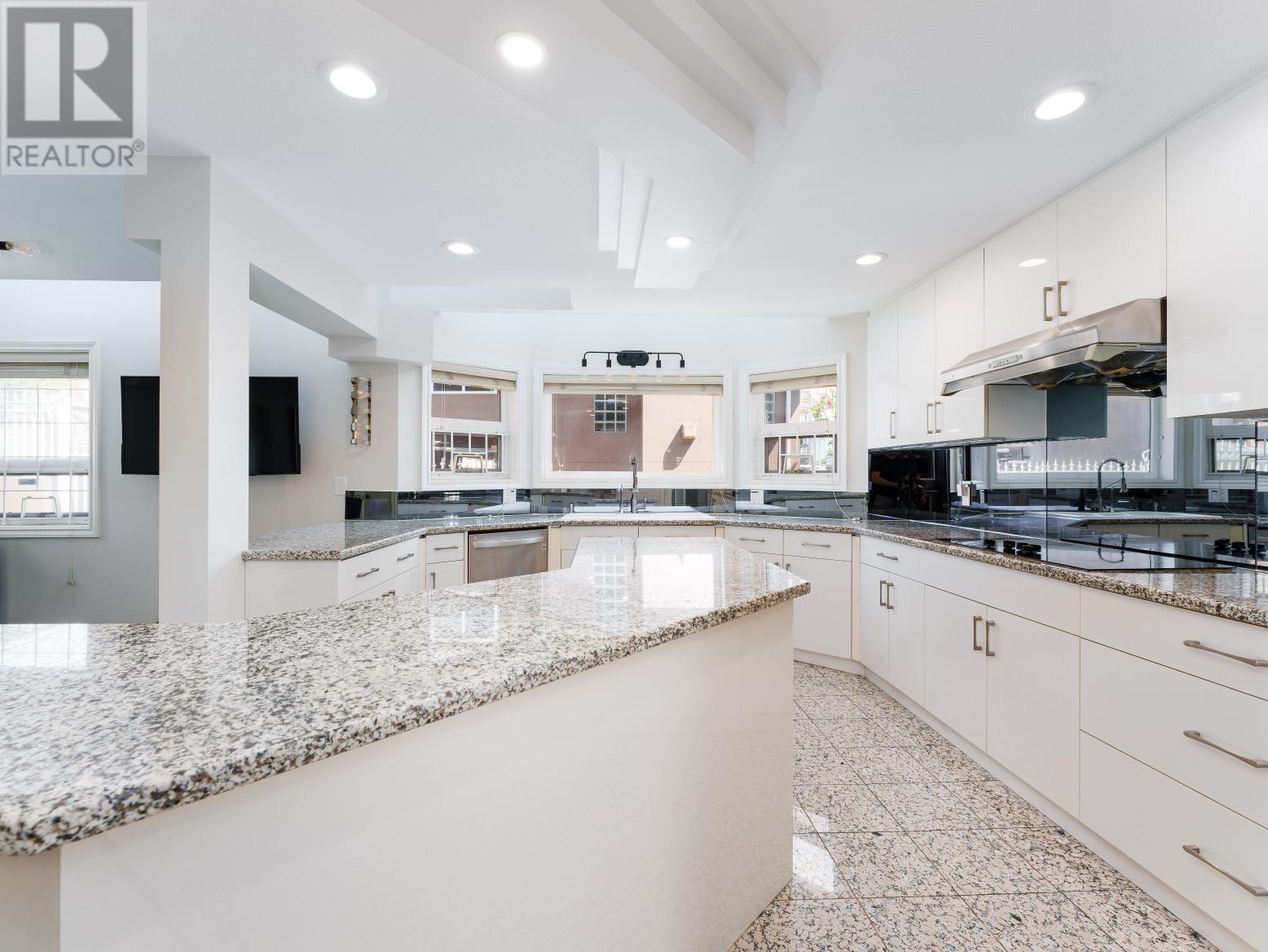 Listing Picture 8 of 35 : 8108 ROYAL OAK AVENUE, Burnaby / 本拿比 - 魯藝地產 Yvonne Lu Group - MLS Medallion Club Member