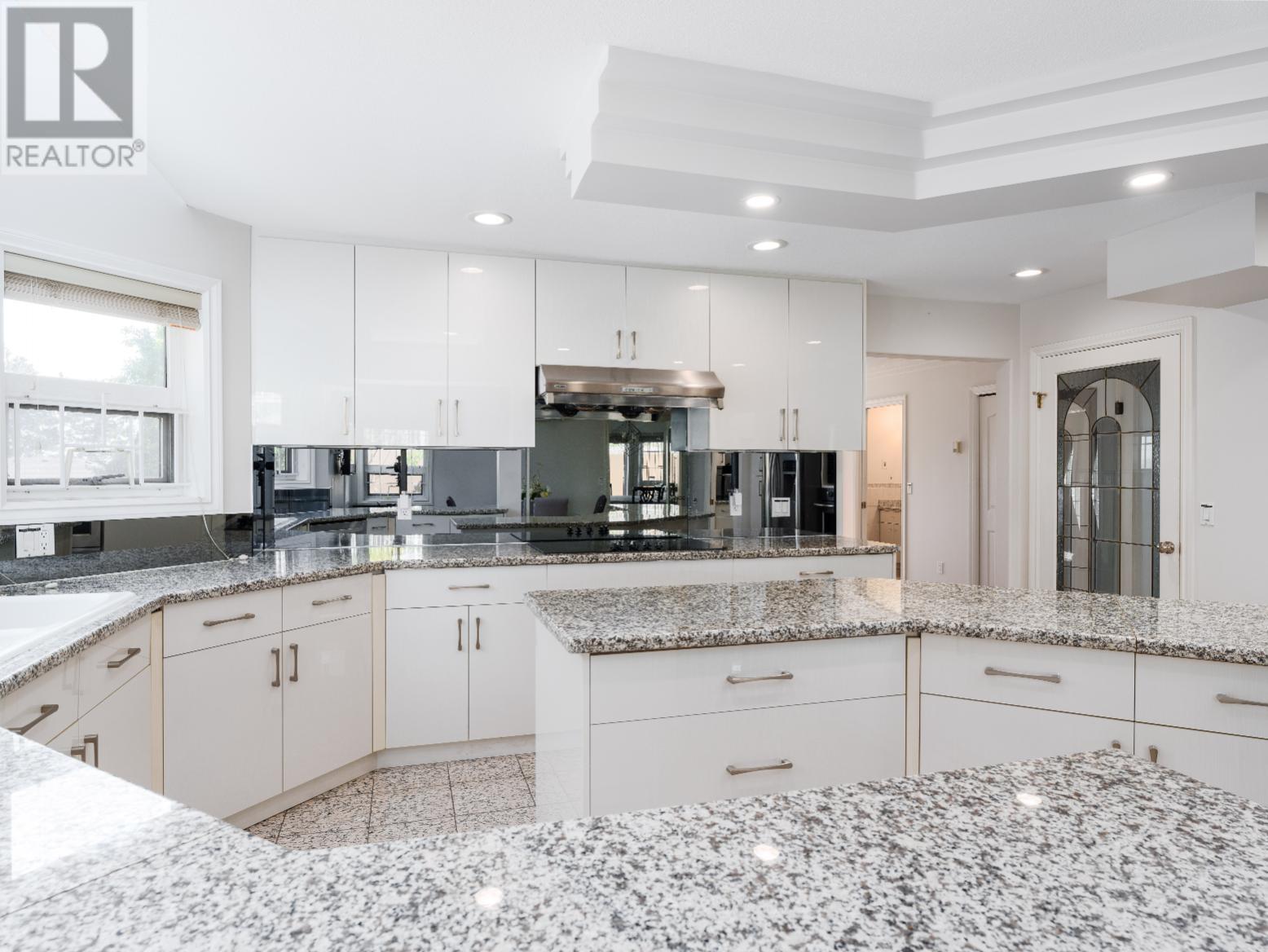 Listing Picture 9 of 35 : 8108 ROYAL OAK AVENUE, Burnaby / 本拿比 - 魯藝地產 Yvonne Lu Group - MLS Medallion Club Member