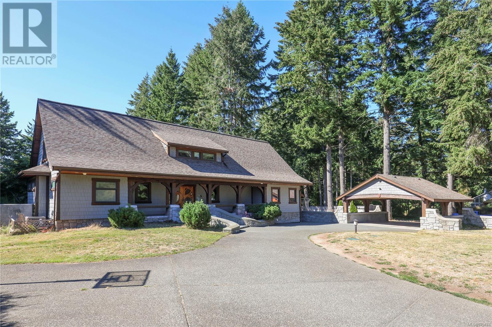 205 Mulholland Dr, comox, British Columbia V9M3W5