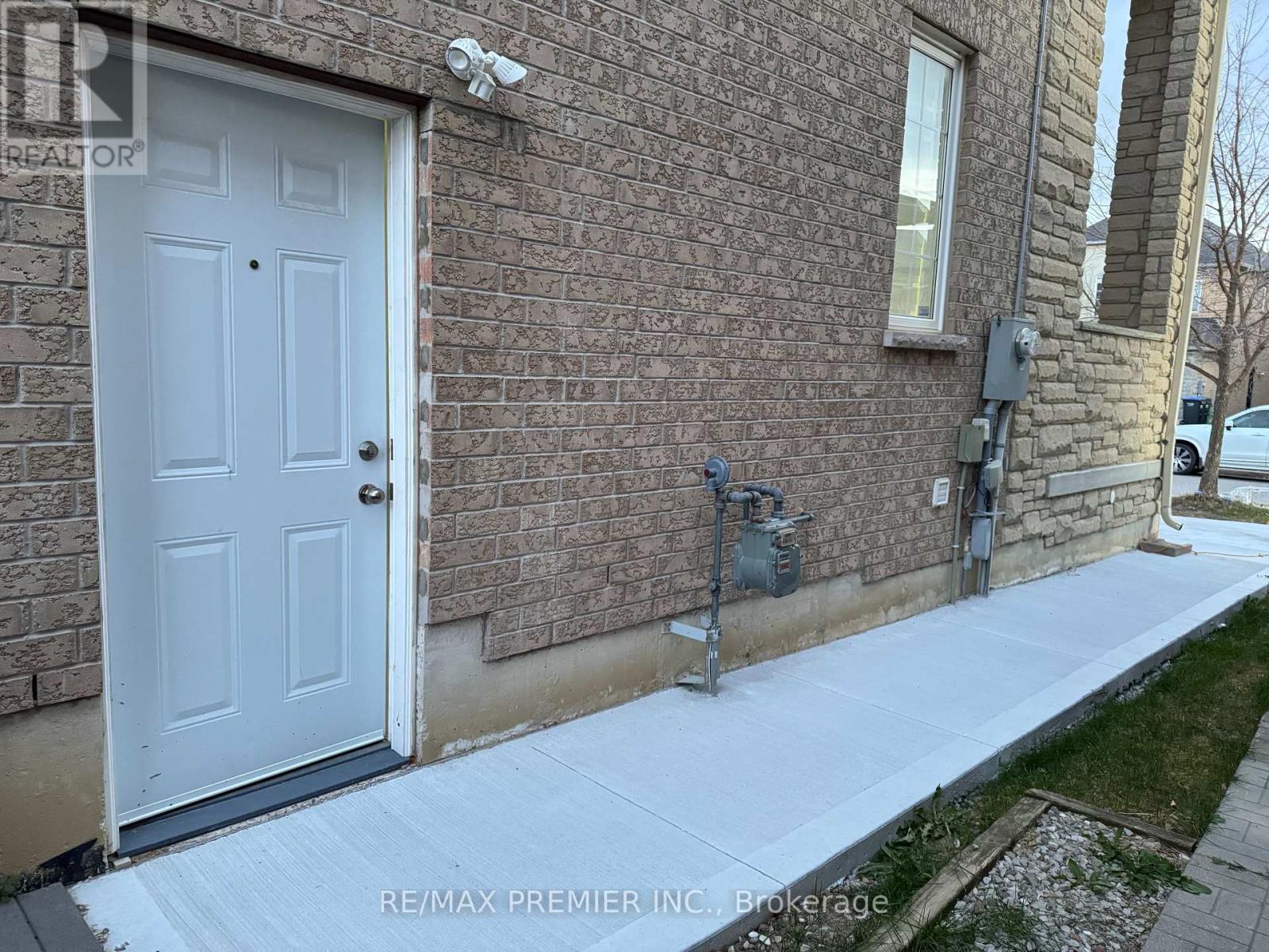 27 Oakhaven Road, Brampton, Ontario  L6P 2Y3 - Photo 2 - W11824538