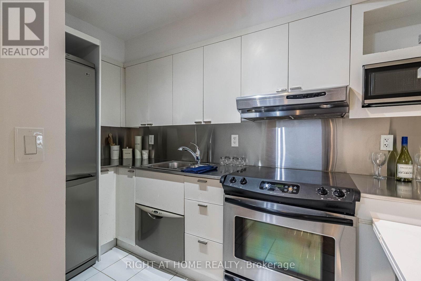 1038 - 111 Elizabeth Street, Toronto, Ontario  M5G 1P7 - Photo 6 - C11824469