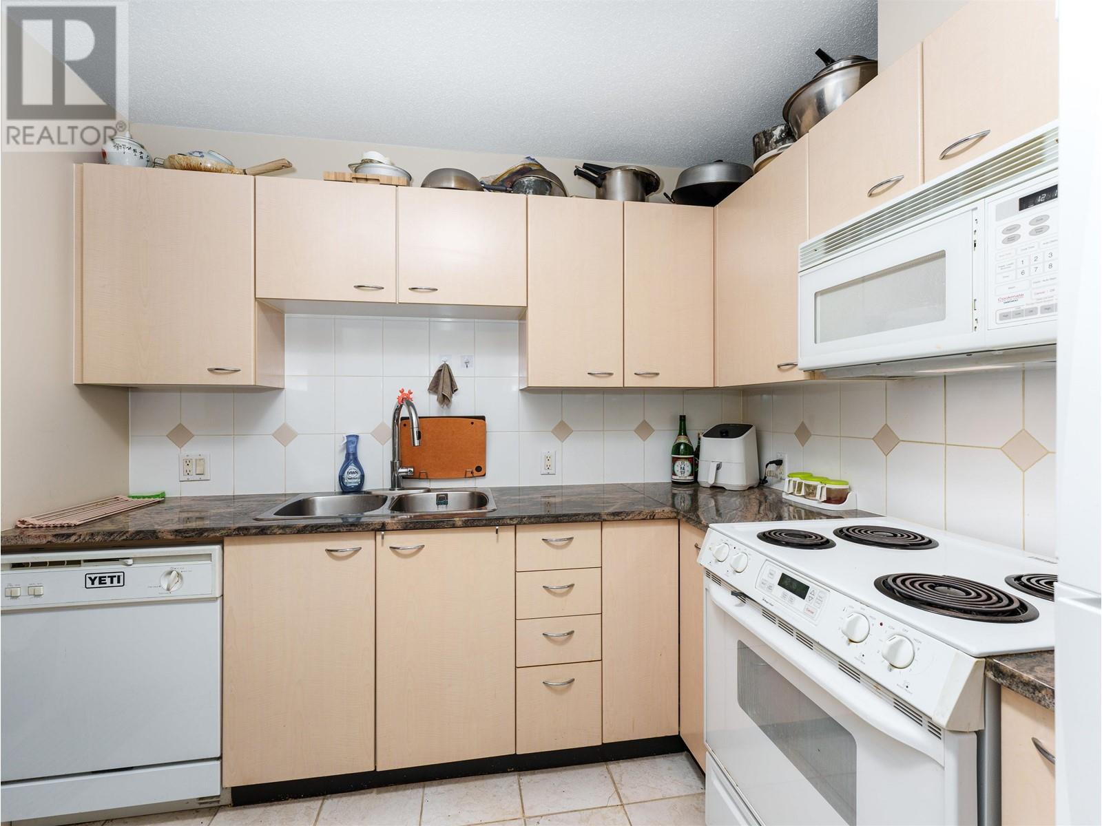 Listing Picture 11 of 28 : 3001 1331 ALBERNI STREET, Vancouver / 溫哥華 - 魯藝地產 Yvonne Lu Group - MLS Medallion Club Member