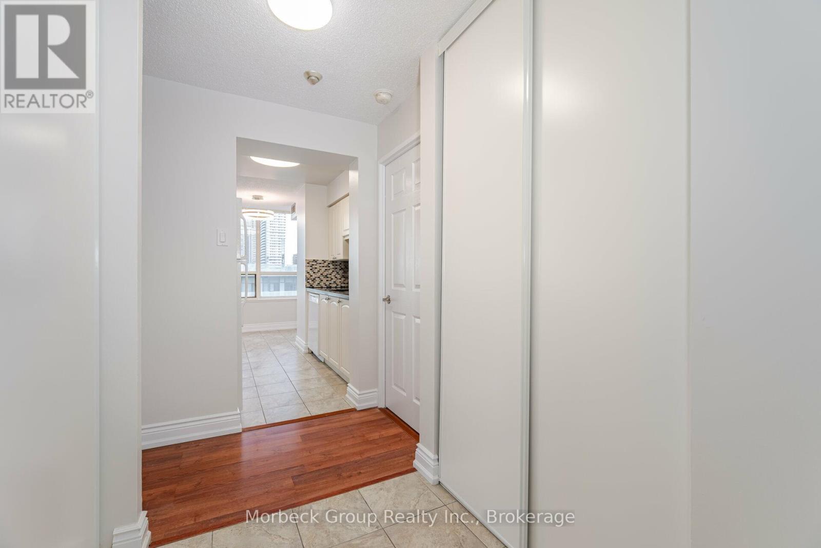 1004 - 400 Webb Drive, Mississauga, Ontario  L5B 3Z7 - Photo 7 - W10430811