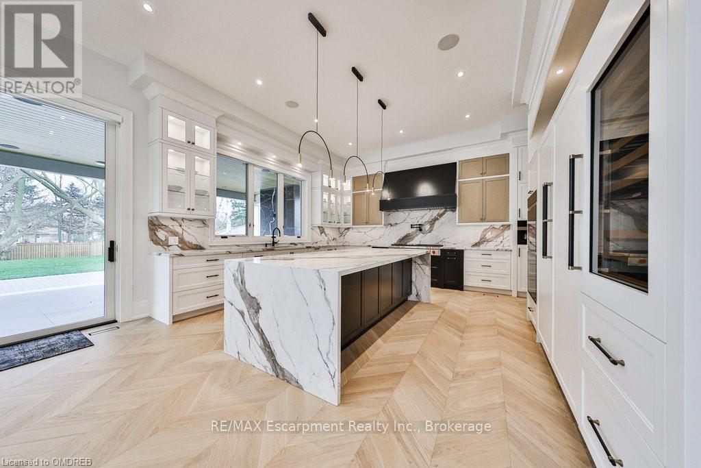 556 Fourth Line, Oakville, Ontario  L6L 5A7 - Photo 4 - W10441946