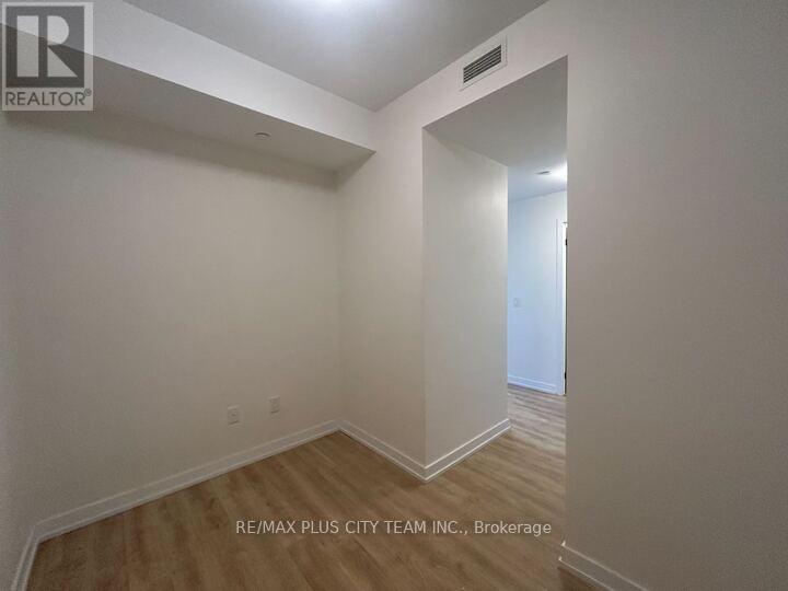 521 - 2300 St. Clair Avenue W, Toronto, Ontario  M6N 0B3 - Photo 5 - W11836201