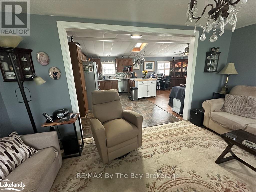 27 Shaw Street, Wasaga Beach, Ontario  L9Z 1K3 - Photo 4 - S10438898