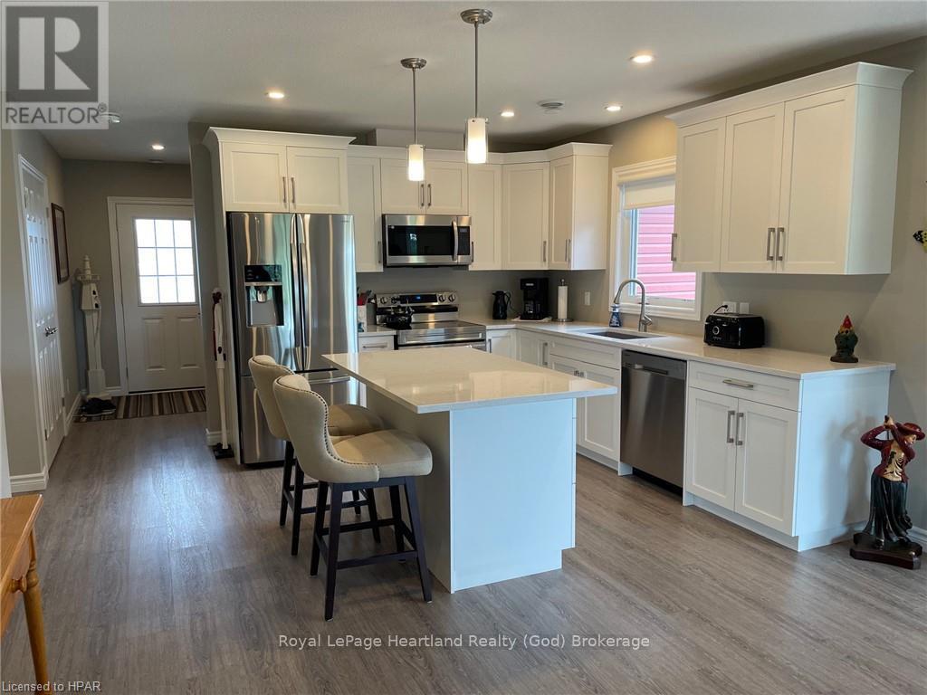 221 Lake Breeze Drive, Ashfield-Colborne-Wawanosh (Colborne), Ontario  N7A 0C6 - Photo 5 - X10779940