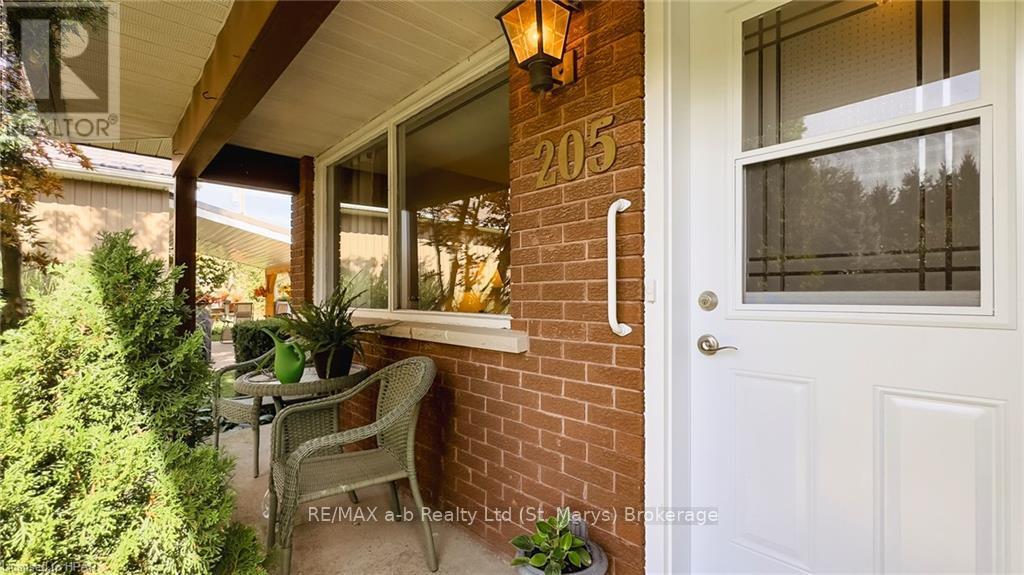 205 Spence Cr Crescent, West Perth (Mitchell), Ontario  N0K 1N0 - Photo 4 - X10780197