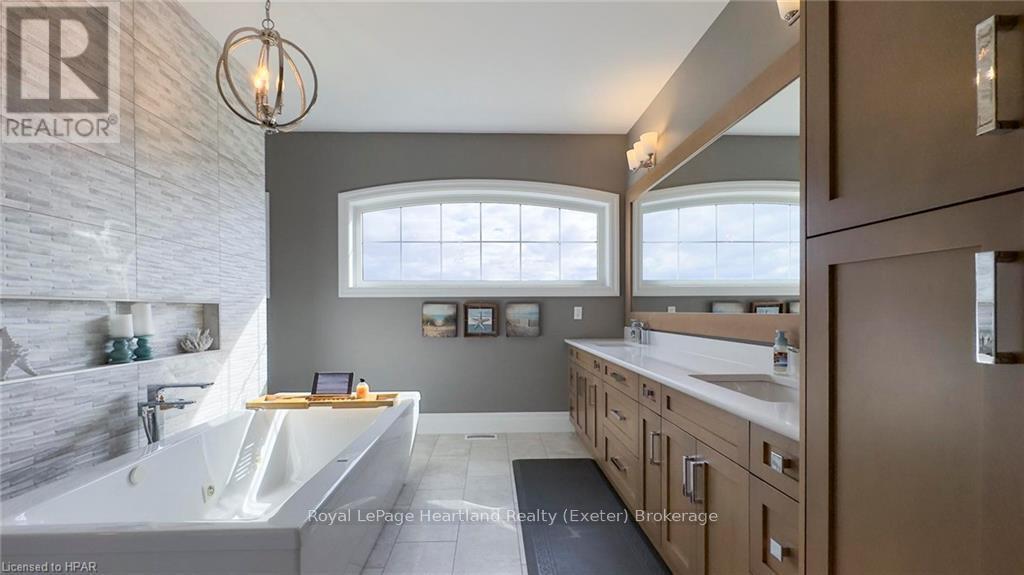 4640 Lakeshore Road, Plympton-Wyoming, Ontario  N0N 1J6 - Photo 29 - X10780443