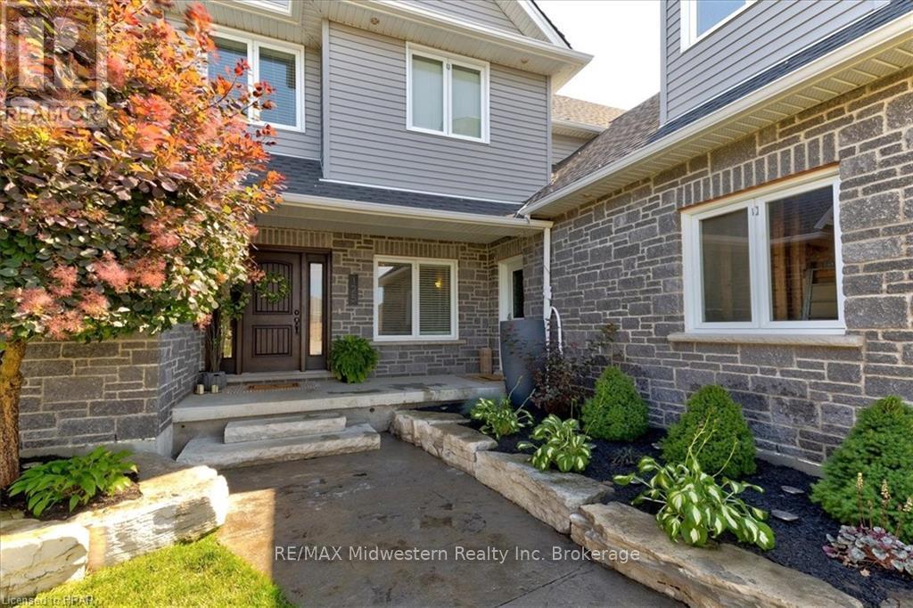 125 Armstrong Street W, North Perth, Ontario  N4W 3V8 - Photo 2 - X11823010