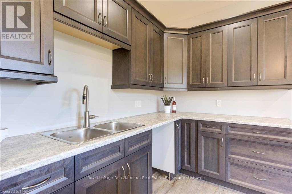 274 Queen Street S, North Perth, Ontario  N0G 1B0 - Photo 14 - X11823092