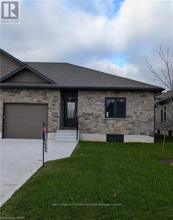 274 Queen Street S, North Perth, Ontario  N0G 1B0 - Photo 2 - X11823092