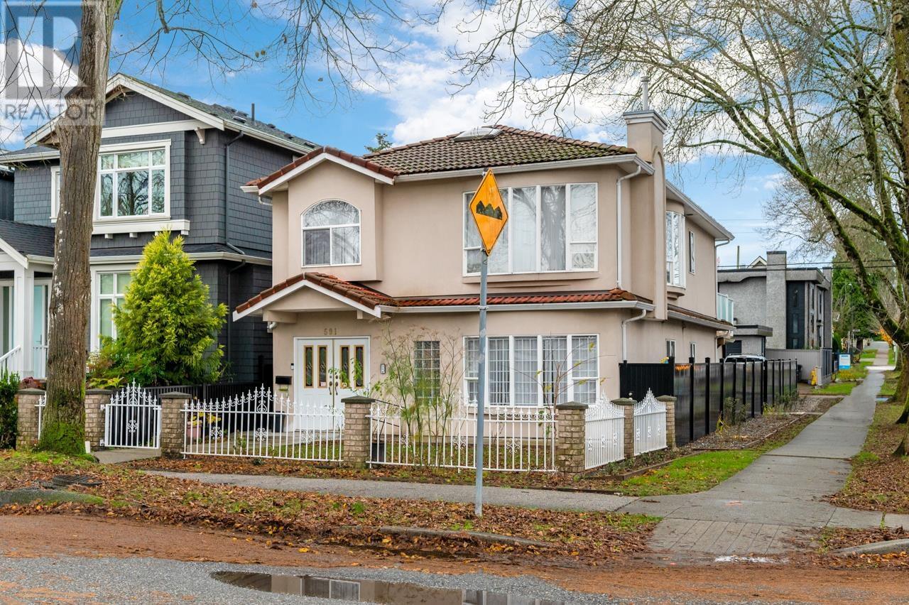 Listing Picture 2 of 32 : 591 E 17TH AVENUE, Vancouver / 溫哥華 - 魯藝地產 Yvonne Lu Group - MLS Medallion Club Member