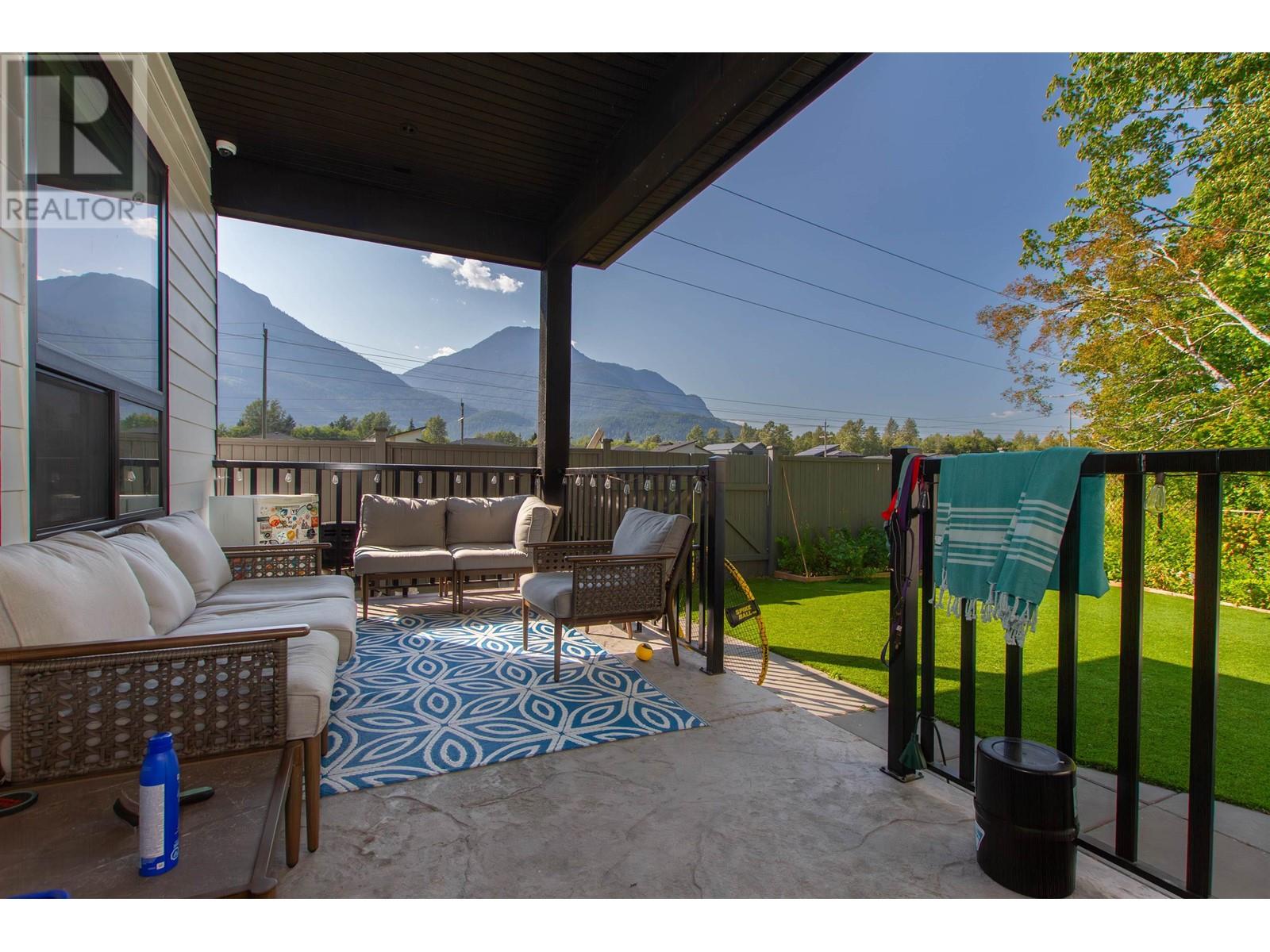 39208 Woodpecker Place, Squamish, British Columbia  V0B 0C3 - Photo 1 - R2940898