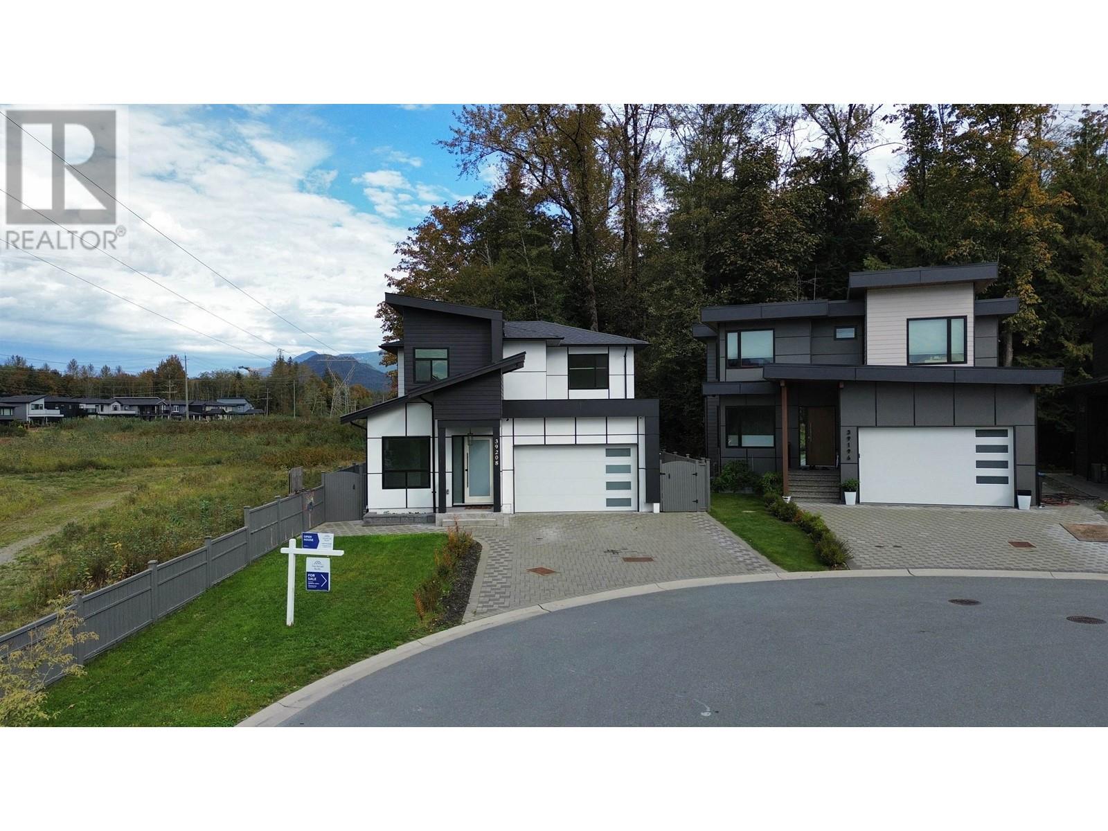 39208 Woodpecker Place, Squamish, British Columbia  V0B 0C3 - Photo 2 - R2940898