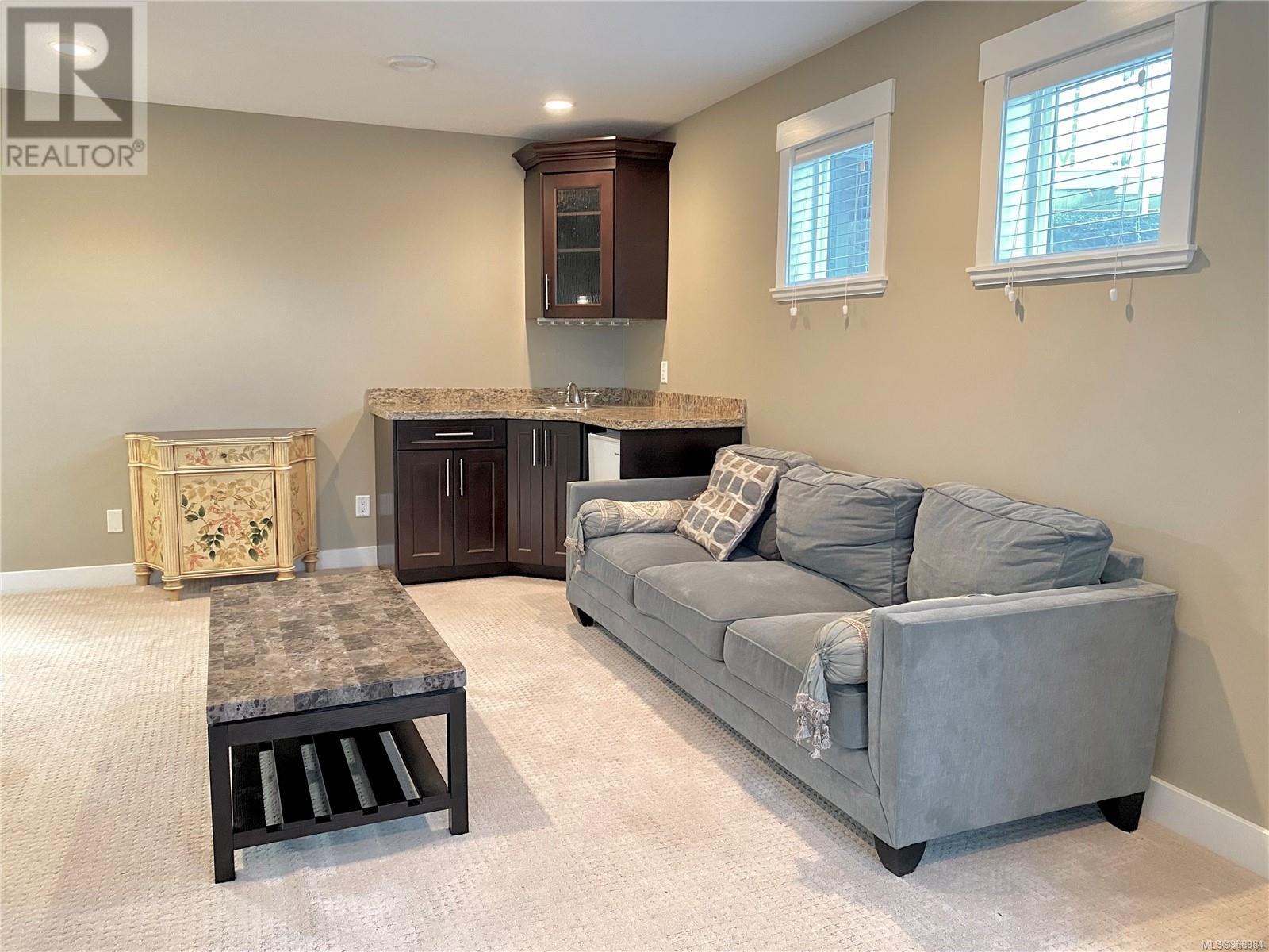 Property at 3702 Glen Oaks Dr image 4