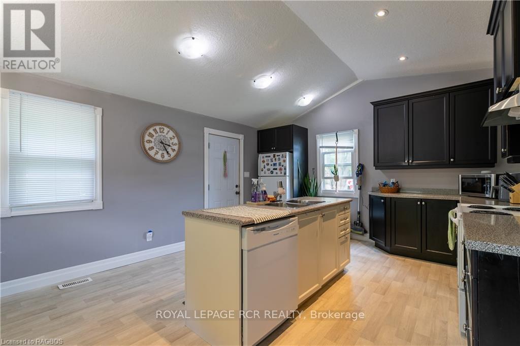 424 Royal Street E, North Perth, Ontario  N4W 2S3 - Photo 11 - X10845881