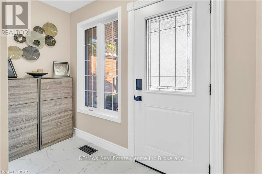 7 Drohan Drive, Guelph (Clairfields), Ontario  N1G 5H6 - Photo 4 - X10876266